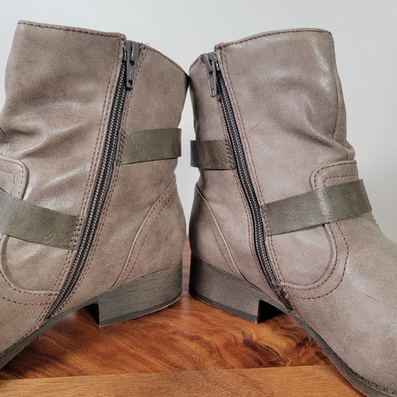 SO Stylish Taupe Ankle Boots Size 9 Vegan With Knit Accents - Picture 8 of 14